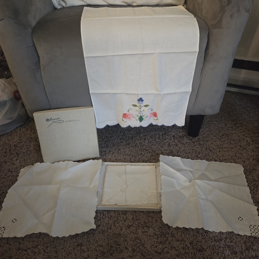 KEEPSAKE the Label White Floral Table Runner